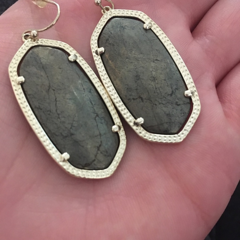 EUC Elle earrings